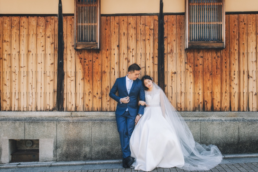 Japan Kyoto Pre-Wedding Photoshoot At Gion District  by Shu Hao  on OneThreeOneFour 9