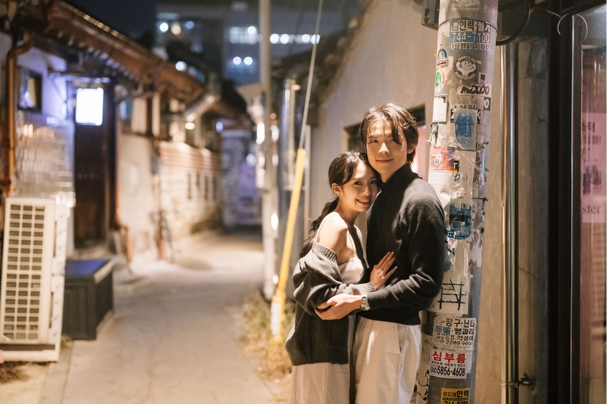 Seoul Autumn Pre-Wedding Photoshoot with Lotte World, Alpaca World, and Hongdae Streets by Jungyeol on OneThreeOneFour 30