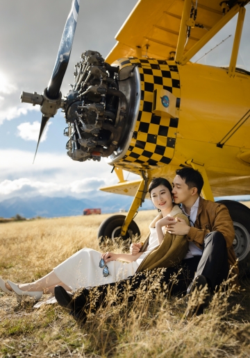 Autumn Adventure: Terry & Maggie's Unique Pre-Wedding Shoot in New Zealand with a Yellow Biplane