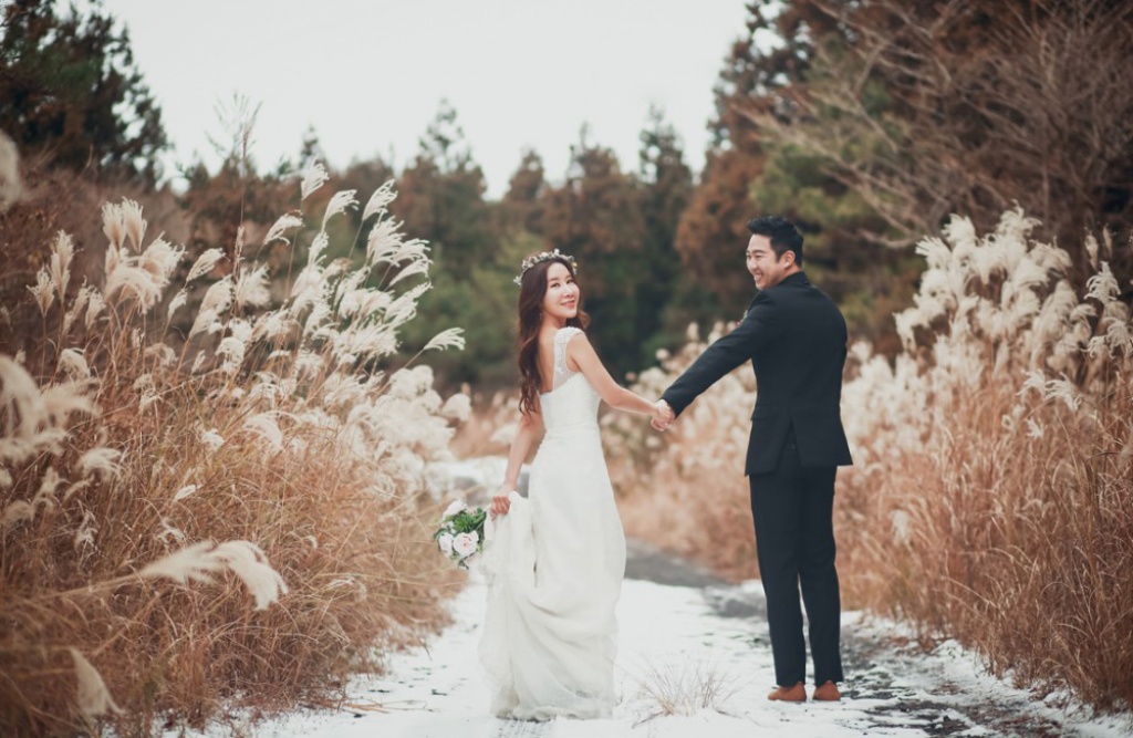 Korea Outdoor Pre-Wedding Photoshoot At Jeju Island During Winter  by Byunghyun on OneThreeOneFour 3