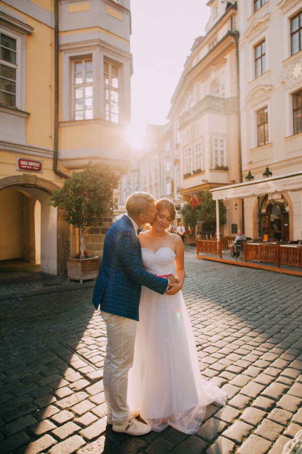 Prague Pre-Wedding Photoshoot At Old Town Square And Charles Bridge  by Nika  on OneThreeOneFour 5