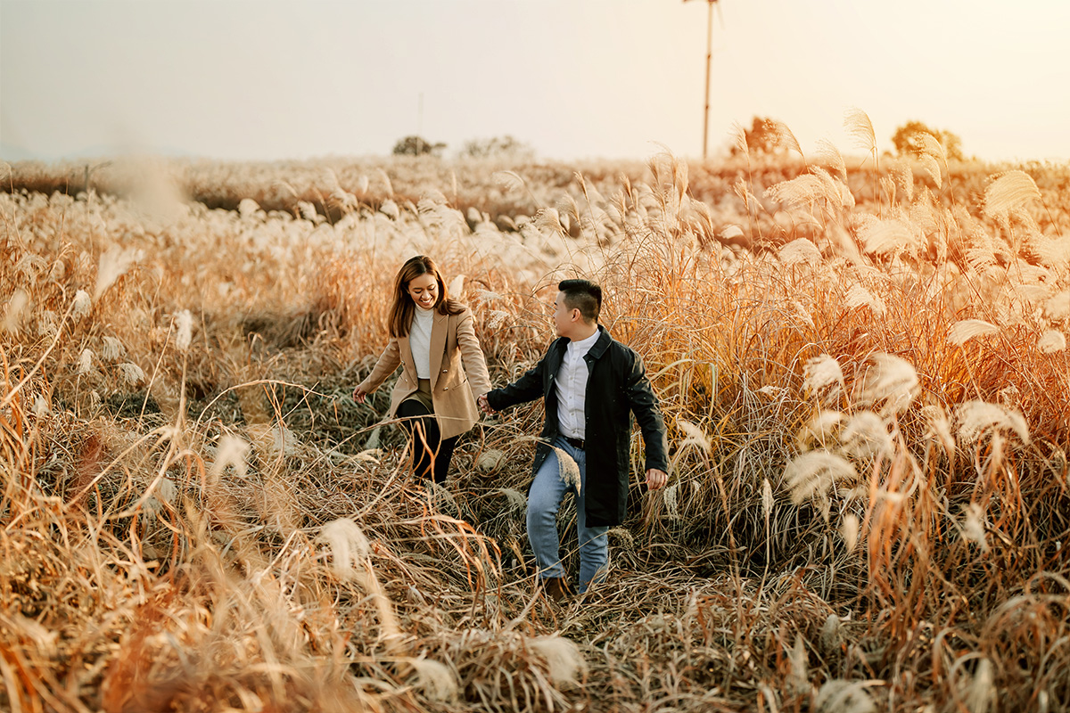 Enchanting Silvergrass Fields: A Casual Couple Photoshoot Amidst Autumn Splendor in Hanuel Park, Seoul by Jungyeol on OneThreeOneFour 8