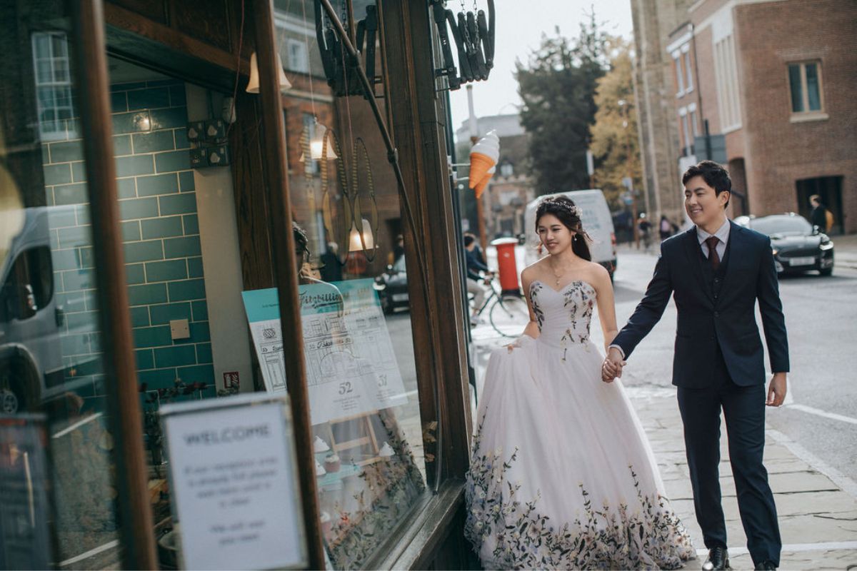 London Prewedding Photoshoot At Trinity College, Senate House and Fitzbillies Bakery by Dom on OneThreeOneFour 17