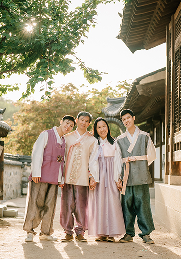 Korea Hanbok Family Photoshoot in Namsangol Hanok Village