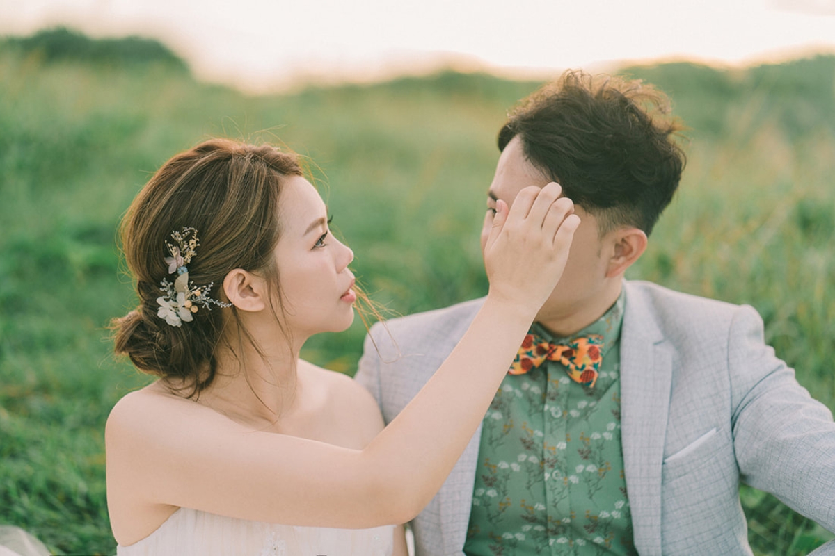 Taiwan Pre-Wedding Photoshoot Green Fields Silvergrass Sea Car Fairy Lights by  on OneThreeOneFour 18