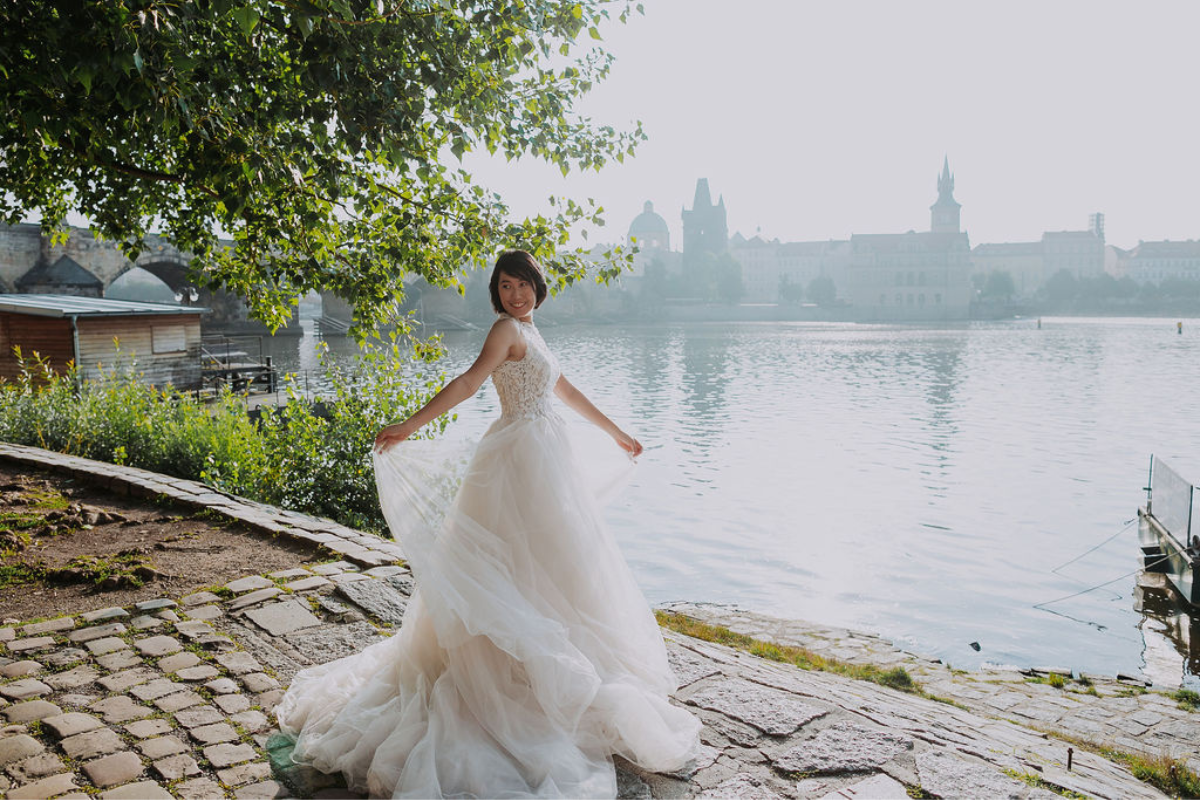 Prague prewedding photoshoot at Old Town Square and Charles Bridge, Vojanovy Gardens by Nika on OneThreeOneFour 2