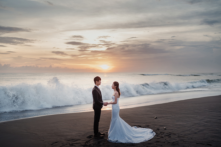 sunset wedding photoshoot bali beach