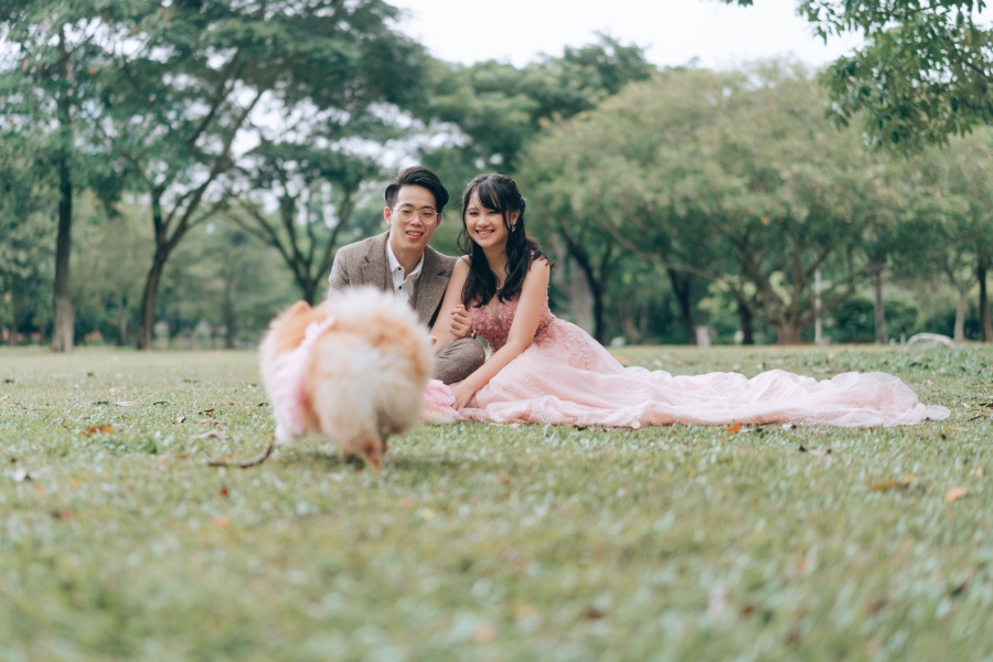 Singapore Pre-Wedding Photoshoot With Couple And Their Dogs At Bishan Park And Night Shoot At MBS by Michael on OneThreeOneFour 6