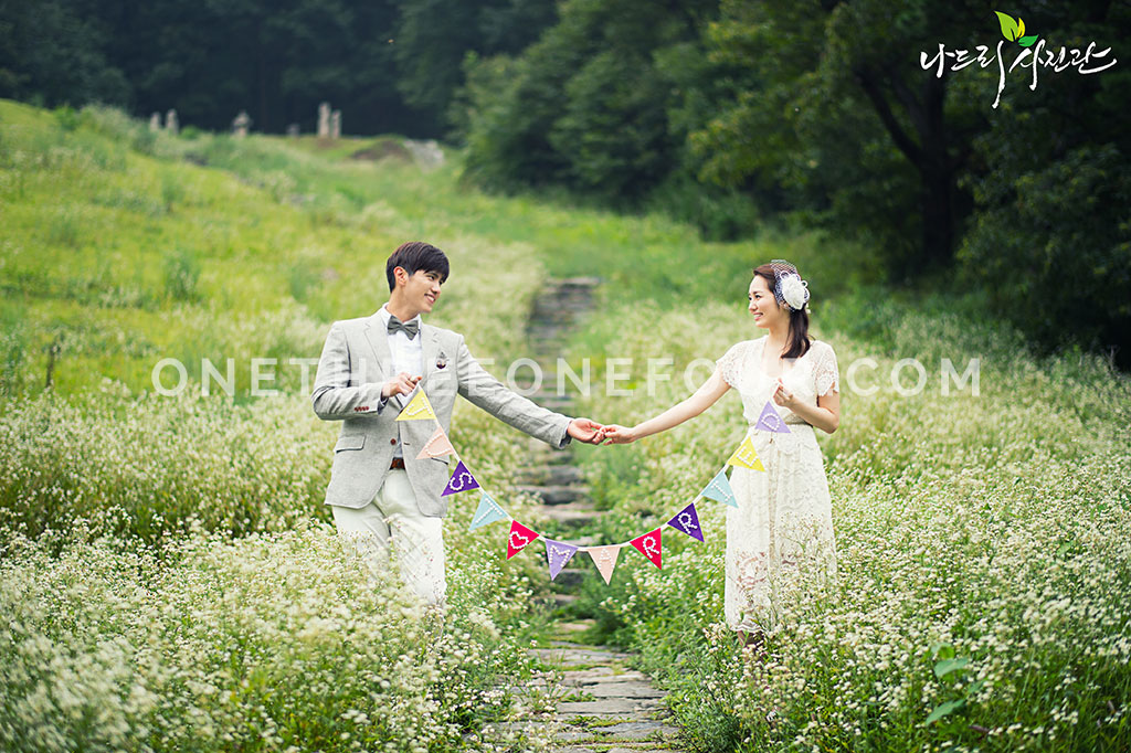 Korean Studio Pre-Wedding Photography: Green Fields by Nadri Studio on OneThreeOneFour 8