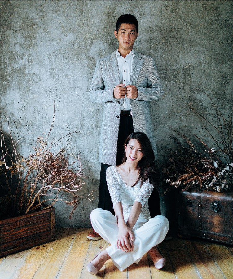 Chic Taiwan Pre-Wedding Photoshoot In Indoor Studio  by Andy  on OneThreeOneFour 18