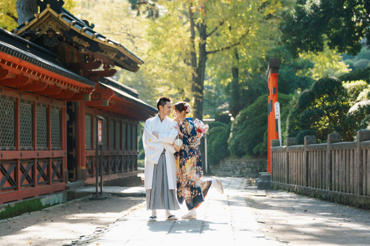 新加坡夫妻在根津神社、忠霊塔和河口湖舉行秋季和服婚紗拍攝，背景是富士山 by Cui Cui on OneThreeOneFour 3