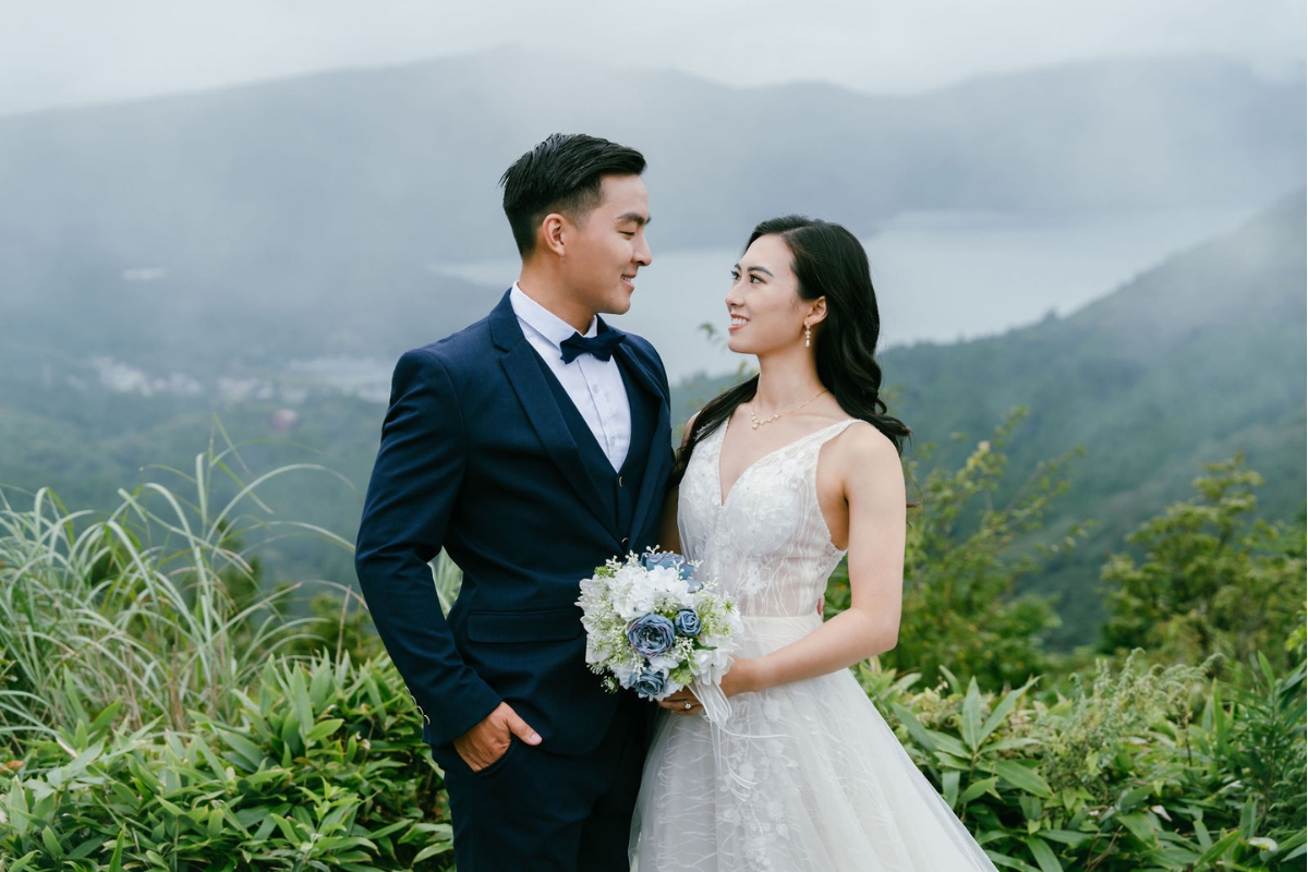 Tokyo Pre-Wedding Photoshoot with Nezu Shrine, Daikanzan Observation Deck, Lake Ashi, and Hakone Shrine by Dahe on OneThreeOneFour 16