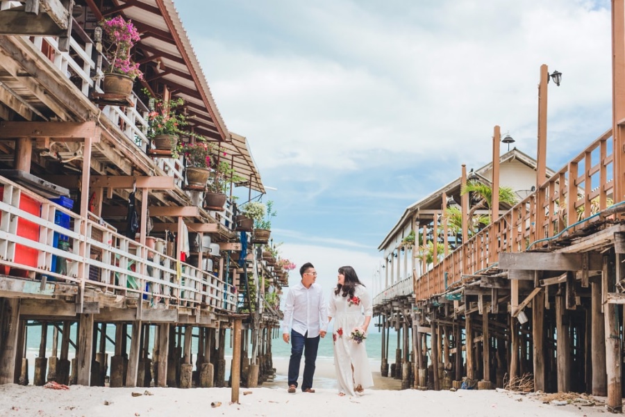 Hua Hin Pre-Wedding Photoshoot At Market, Mangrove Forest And Beach by Por  on OneThreeOneFour 2