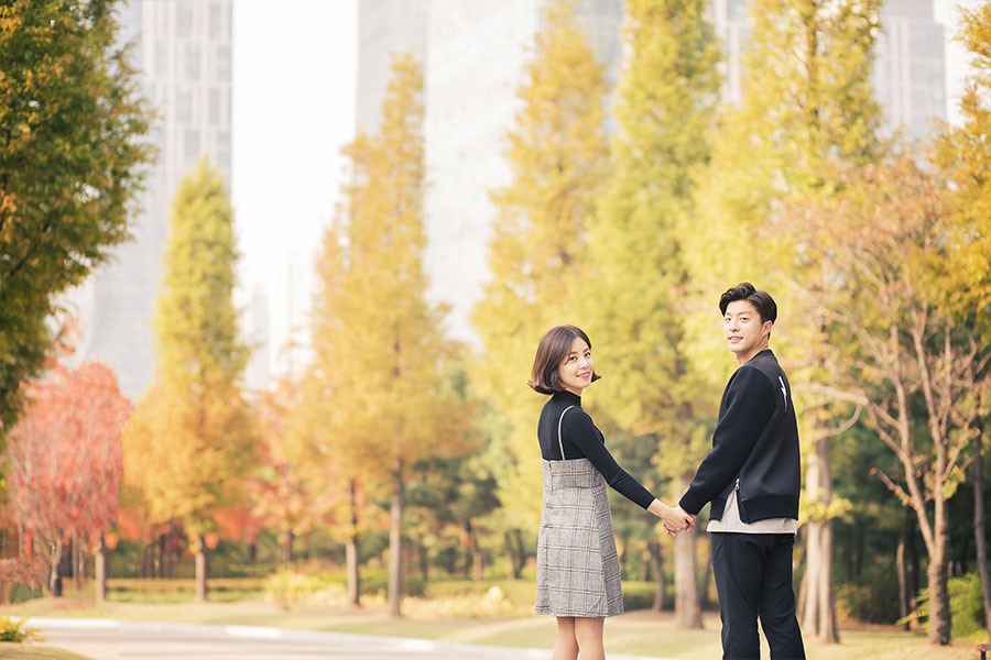 Korea Autumn Casual Couple Photoshoot At Songdo Central Park  by Junghoon on OneThreeOneFour 12
