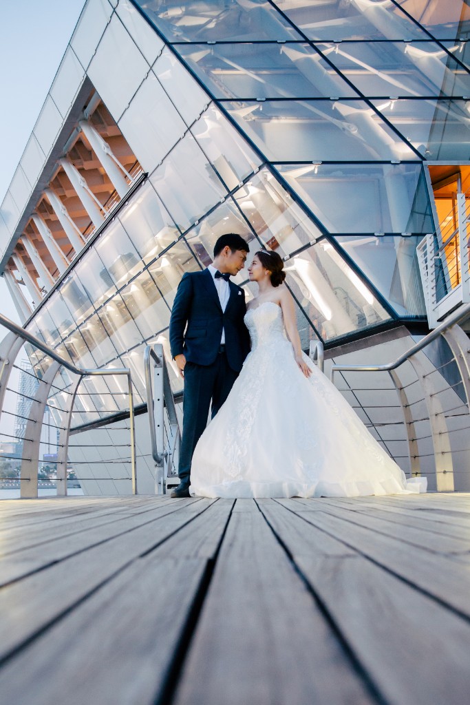 Singapore Pre-Wedding Photography - Japanese Couple Pre-Wedding Night Photoshoot at MBS by Cheng on OneThreeOneFour 19
