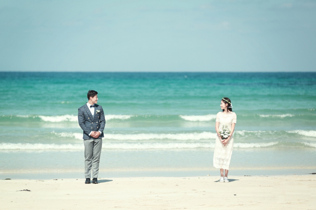 Korea Outdoor Beach Pre-Wedding Photoshoot At Jeju Island  by Byunghyun on OneThreeOneFour 1