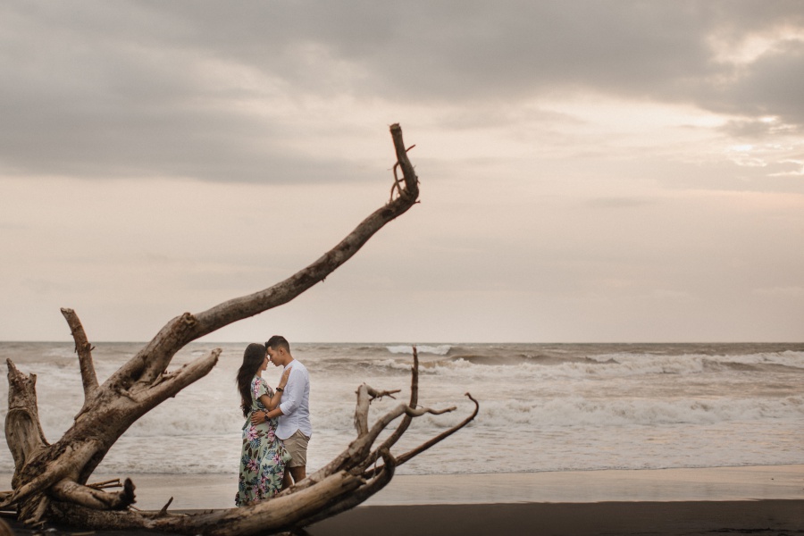 Heartwarming Maternity Photoshoot At Bali Nyanyi Beach  by Hendra  on OneThreeOneFour 17
