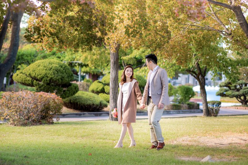 J&L: Malaysia Couple's Casual Photoshoot in Korea at Samcheong-dong by Junghoon on OneThreeOneFour 6