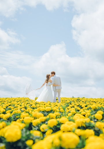 Romantic Summer Escape: Anthony & Gracie's Pre-Wedding Photoshoot in Hokkaido's Lavender Fields and Blue Ponds