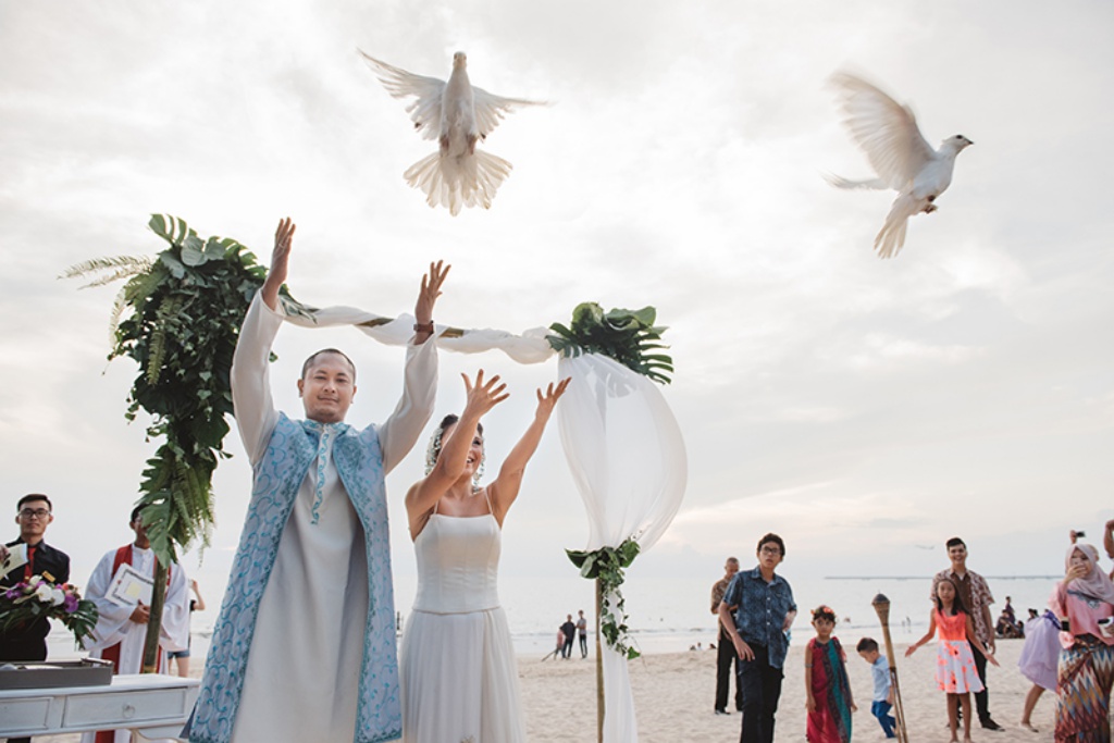 Bali Traditional Destination Wedding At Private Beach  by Cahya  on OneThreeOneFour 1