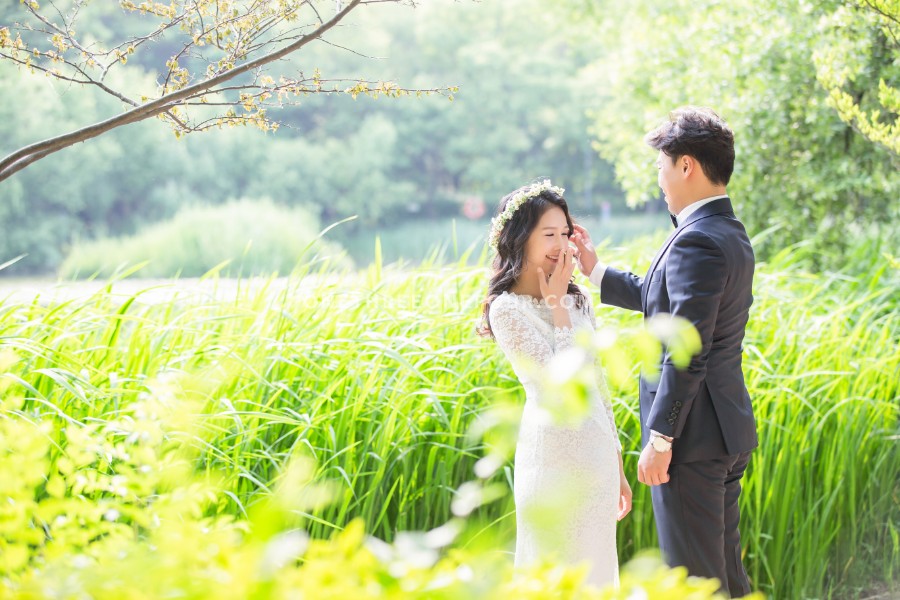 Gravity Studio Outdoor Park Pre-Wedding Photoshoot | Korean Studio Pre-Wedding by Gravity Studio on OneThreeOneFour 17