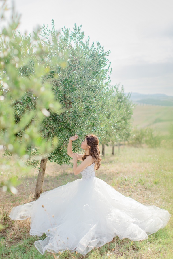 Italy Tuscany Prewedding Photoshoot at San Quirico d'Orcia  by Katie on OneThreeOneFour 18