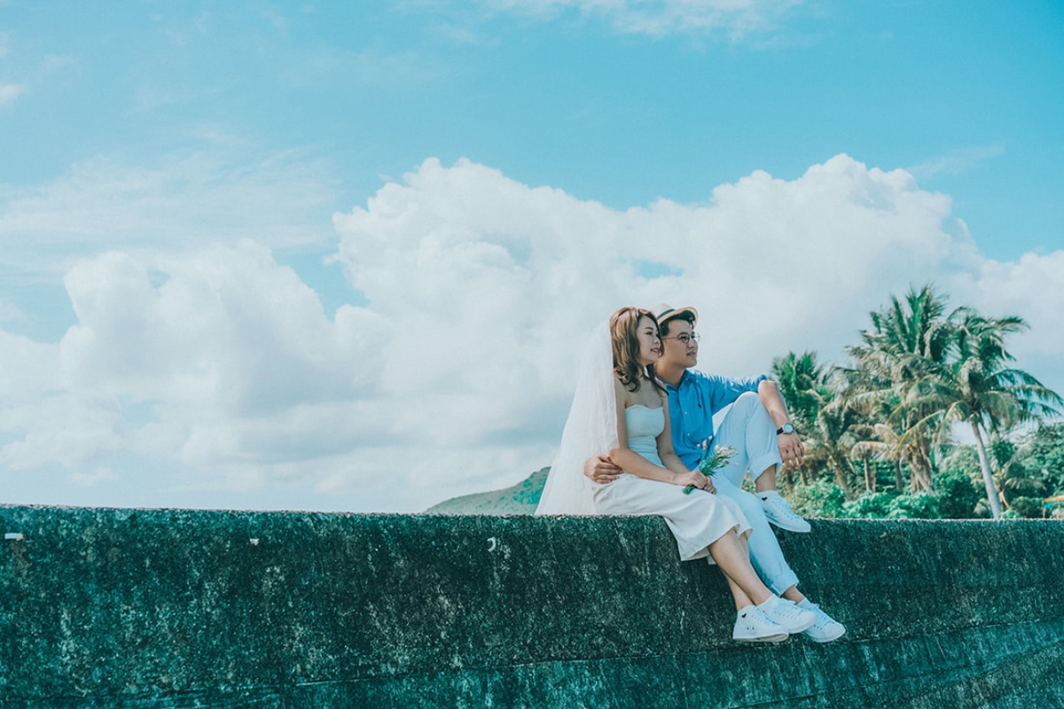 Taiwan Pre-Wedding Photoshoot Pier Blue Skies Animal Farm Flamingos Capybaras Llamas Autumn Leaves by  on OneThreeOneFour 0