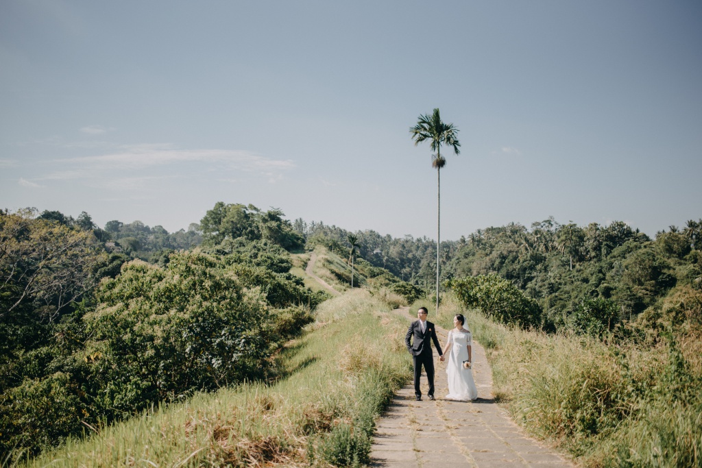 Bali Destination Pre-Wedding Photoshoot At Campuhan Ridge Walk  by Agus  on OneThreeOneFour 4