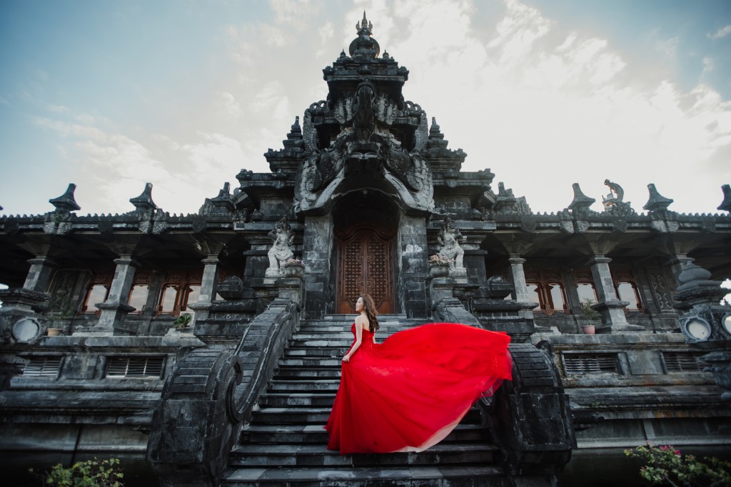 Bali Pre-wedding with Balinese Temple, Chapel and Mountain Scenes by Hendra on OneThreeOneFour 27