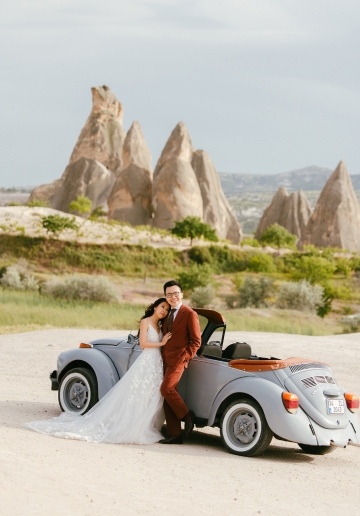 Cappadocia Pre-Wedding Photoshoot Hot Air Balloons Cave Hotel Roof Carpet Shop Slot Canyon Vintage Car