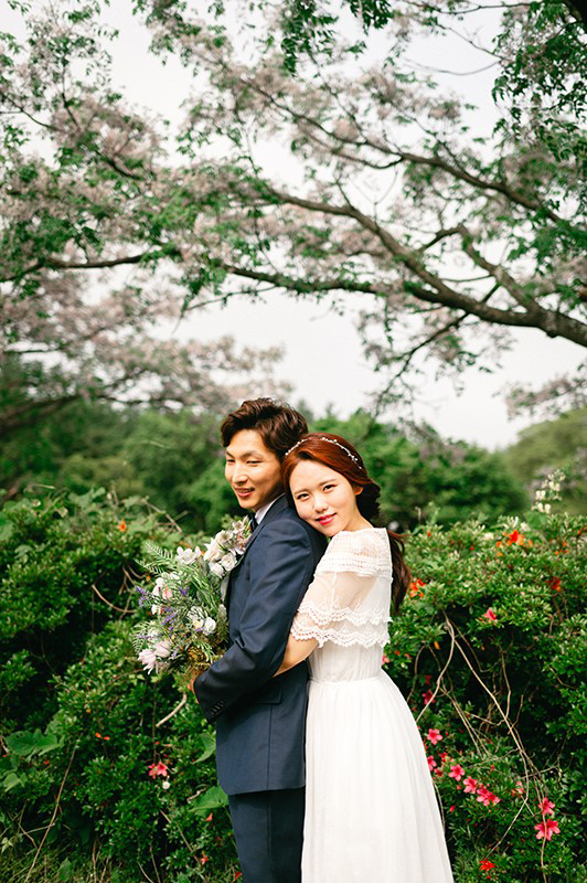 Korea Outdoor Pre-Wedding Photoshoot At Jeju Island with Buckwheat Flowers  by Gamsung   on OneThreeOneFour 12