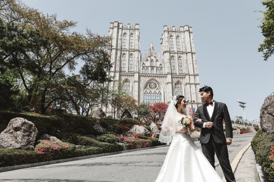 V&C: Hongkong Couple's Korea Pre-wedding Photoshoot at Kyung Hee University and Seoul Forest in Tulips Season by Beomsoo on OneThreeOneFour 0