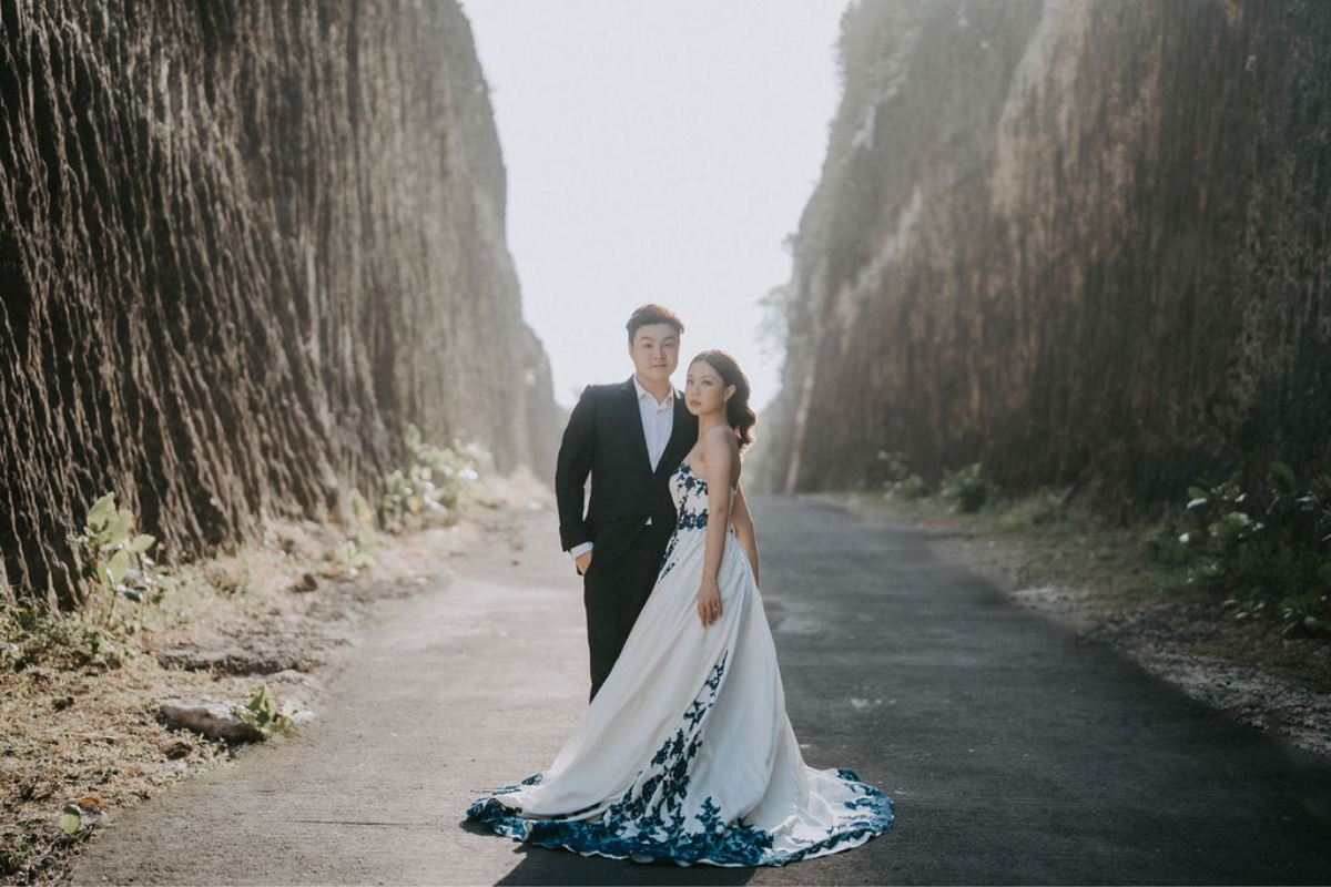 巴厘岛巴都尔火山熔岩地、布兰辛加瀑布、双峭谷和梅拉斯蒂海滩的婚前摄影拍摄  by Cahya on OneThreeOneFour 26