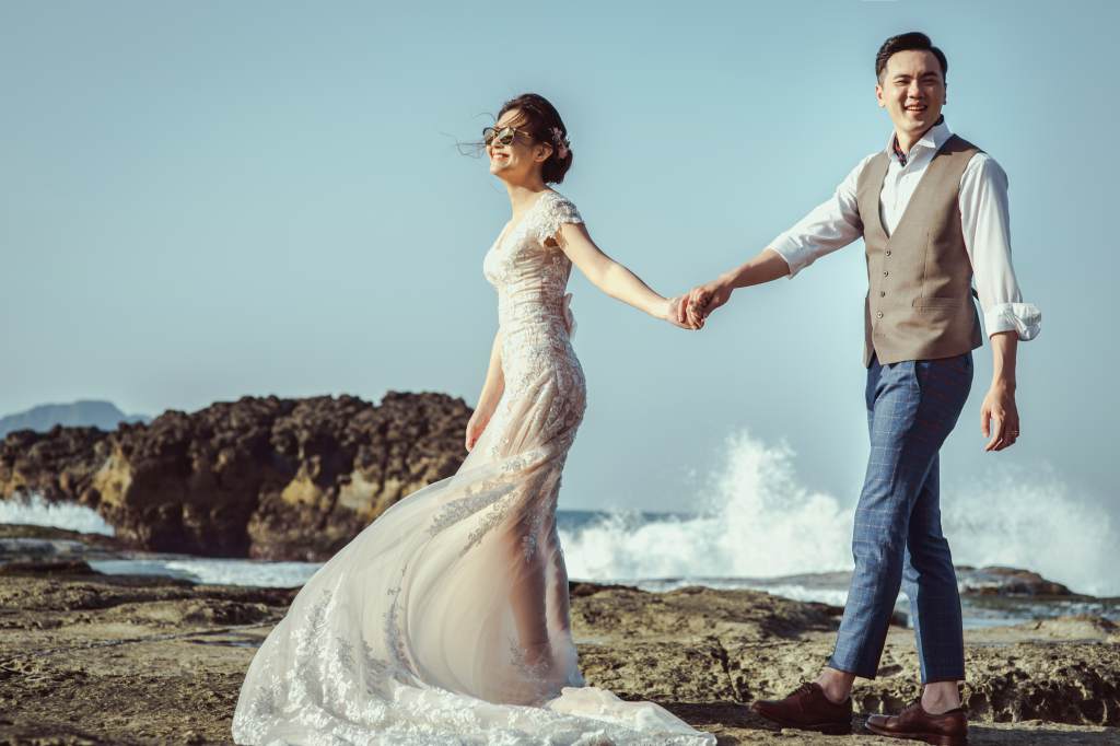 Taiwan Pre-Wedding Photography Package: Photoshoot At Cafe Streets And Coastal Beach  by Doukou on OneThreeOneFour 11