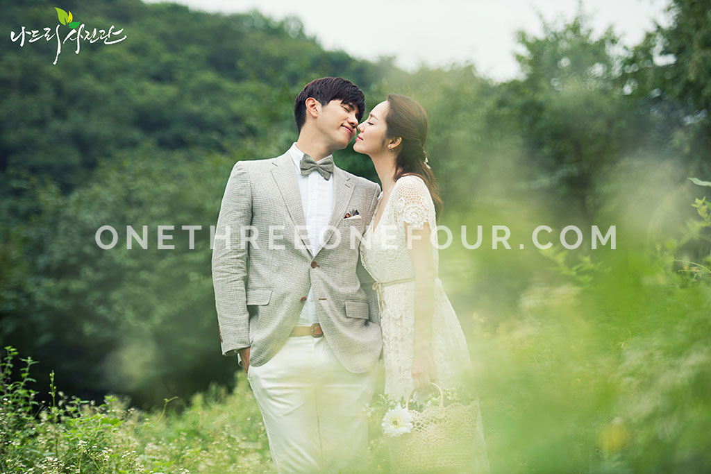 Korean Studio Pre-Wedding Photography: Green Fields by Nadri Studio on OneThreeOneFour 1