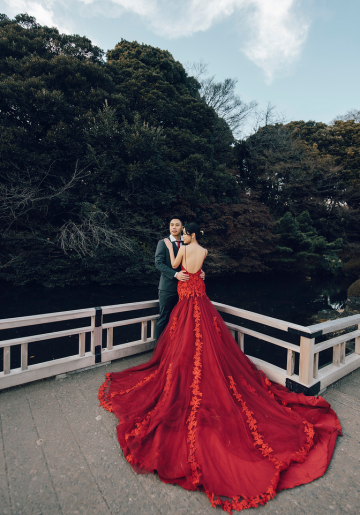 Japan Tokyo Pre-Wedding Photoshoot At Shinjuku Gyoen And Shibuya Crossing During Autumn 