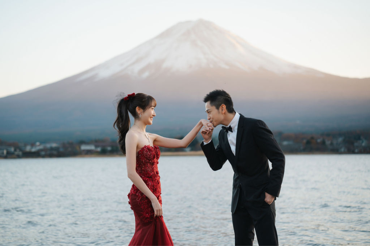 新加坡夫妻在根津神社、忠霊塔和河口湖舉行秋季和服婚紗拍攝，背景是富士山 by Cui Cui on OneThreeOneFour 19