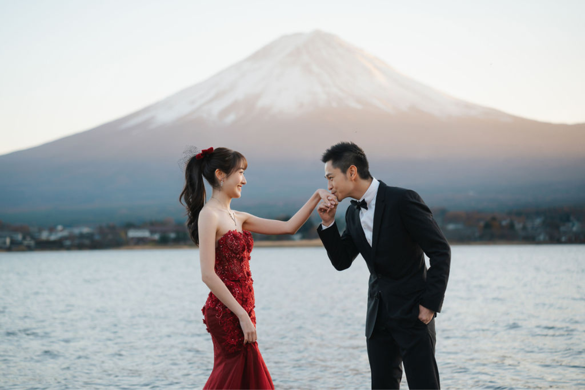 Singaporean Couple's Autumn Season Kimono & Prewedding Photoshoot At Nezu Shrine, Chureito Pagoda And Lake Kawaguchiko With Mount Fuji by Cui Cui on OneThreeOneFour 19