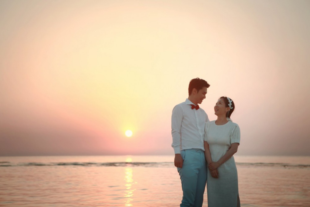 Korea Outdoor Pre-Wedding Photoshoot At Jeju Island With Lone Tree  by Byunghyun on OneThreeOneFour 8