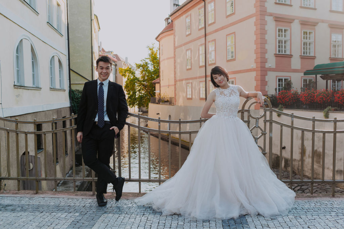 Prague prewedding photoshoot at Old Town Square and Charles Bridge, Vojanovy Gardens by Nika on OneThreeOneFour 0
