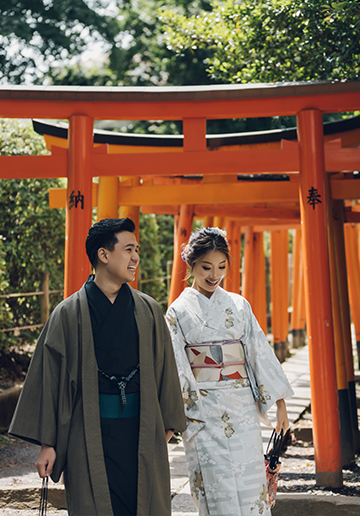 C&WM: pre-wedding in Tokyo city with torii gates at Nezu shrine