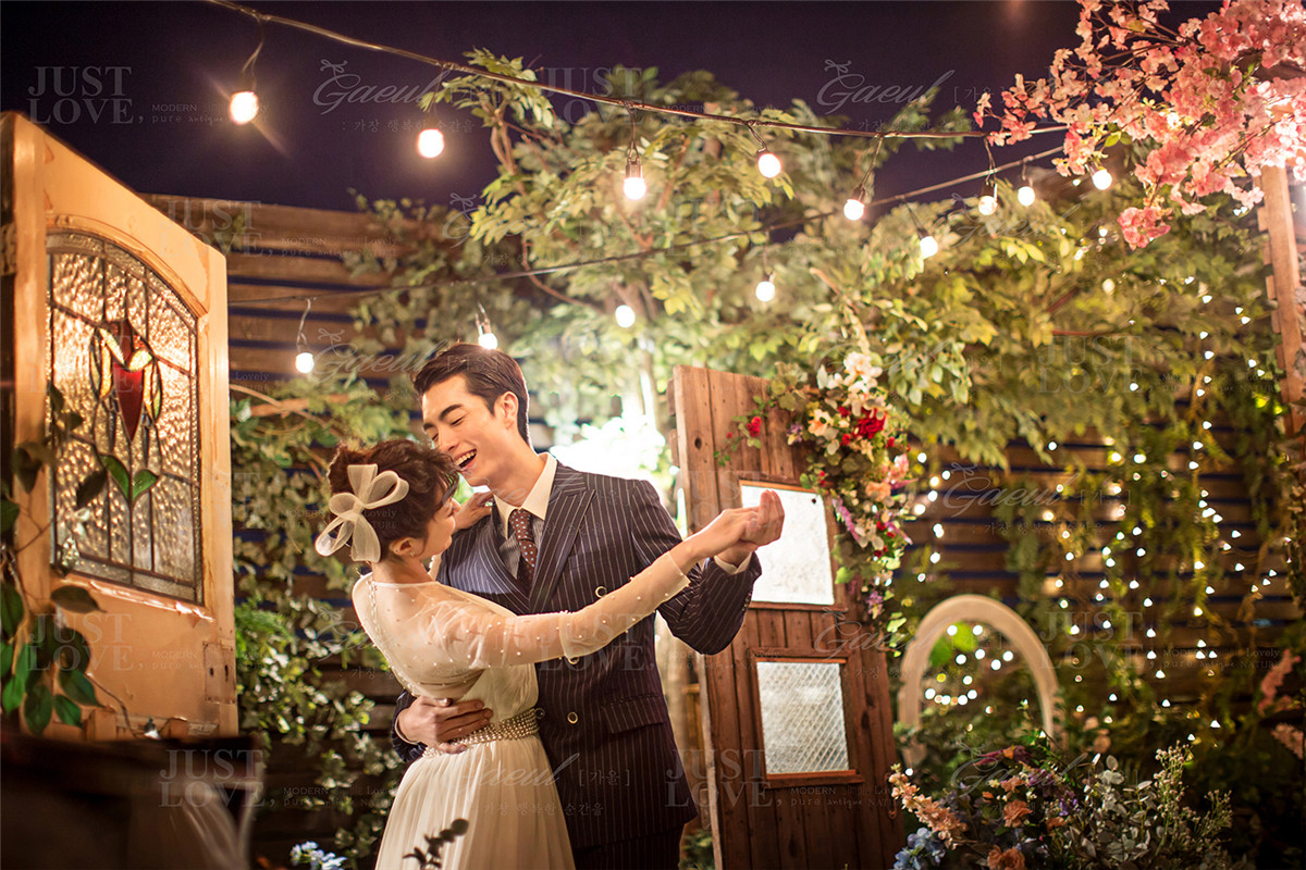 Korean Studio Pre-Wedding Photography: Night Romance by Gaeul Studio on OneThreeOneFour 1