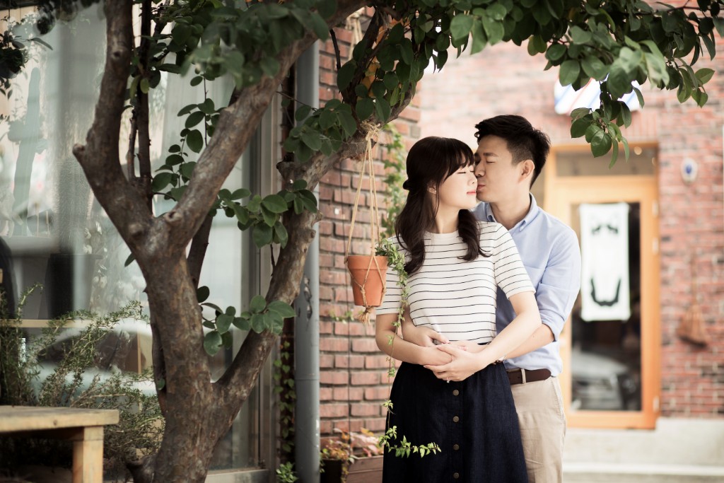 Korea Casual Couple Photoshoot At Haneul Sky Park And Yeonam-dong Cafe Street by Junghoon on OneThreeOneFour 5