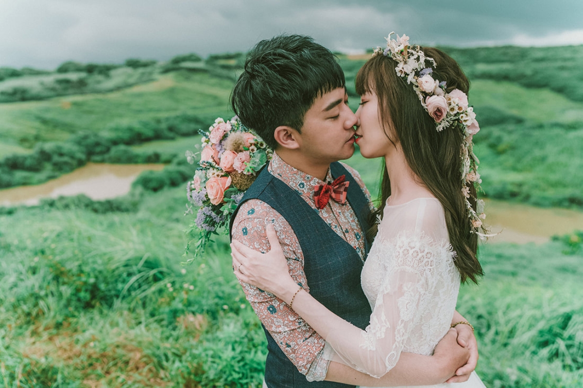 Taiwan Pre-Wedding Photoshoot Quiet Neighbourhood Rooftops Countryside Beach by  on OneThreeOneFour 23