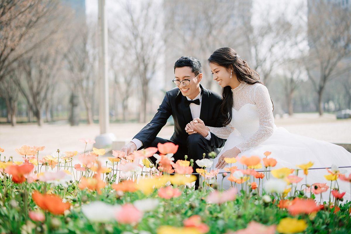 City in Bloom: Romantic Pre-Wedding Photoshoot Amidst Seoul's Blossoming Beauty by Jungyeol on OneThreeOneFour 11