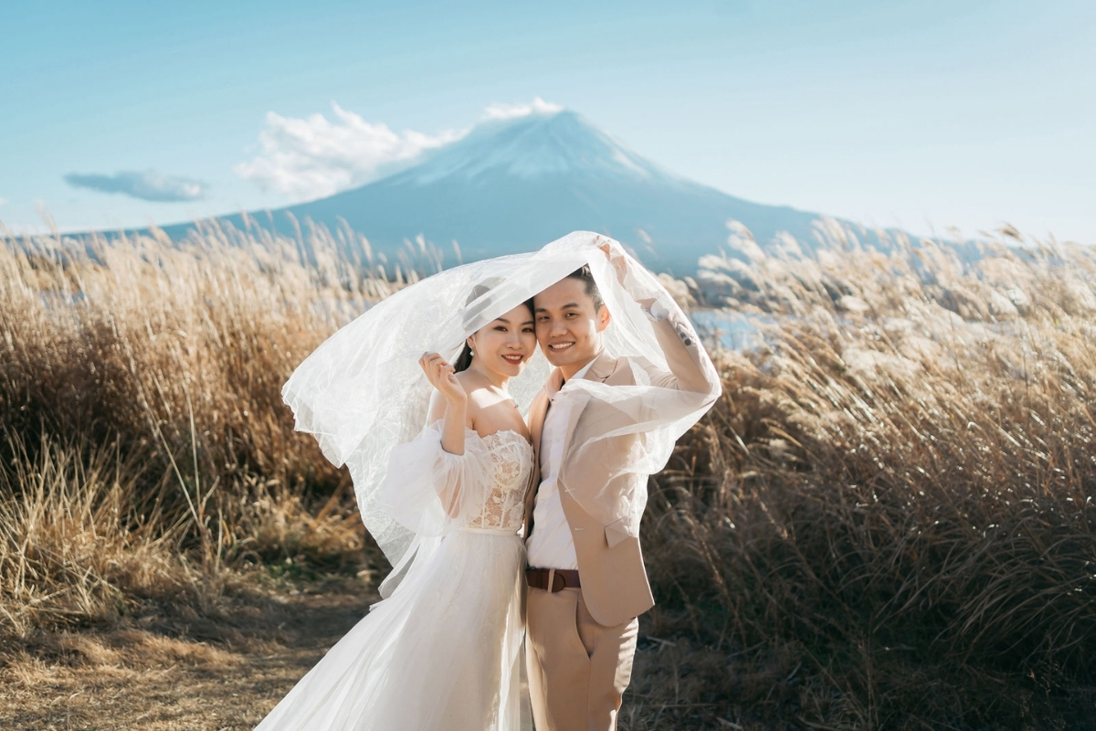 Tokyo Pre-Wedding Photoshoot with Chureito Pagoda, Lake Kawaguchiko, and Lawson Mt. Fuji by Dahe on OneThreeOneFour 13