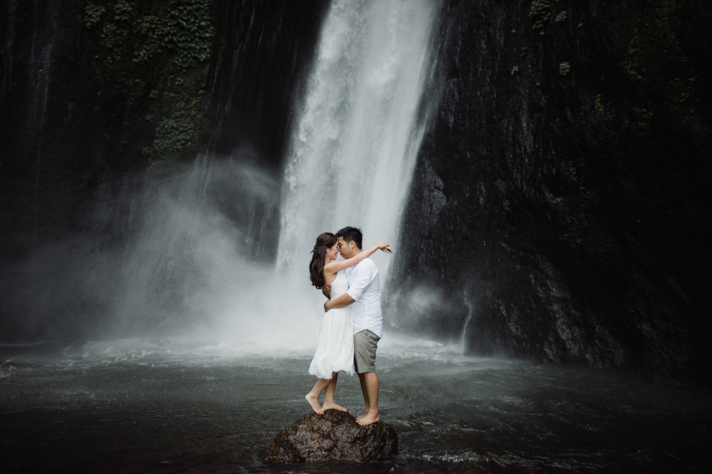 Bali Pre-Wedding Photoshoot At Lake Tamblingan And Limestone Valley At Melasti Beach  by Hendra  on OneThreeOneFour 12