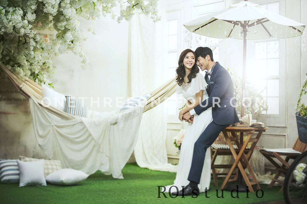 Korean Wedding Studio Photography: Floral Set by Roi Studio on OneThreeOneFour 6