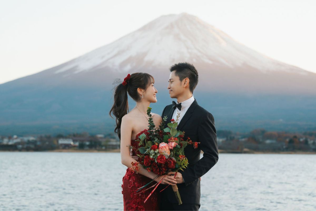 新加坡夫妻在根津神社、忠霊塔和河口湖舉行秋季和服婚紗拍攝，背景是富士山 by Cui Cui on OneThreeOneFour 21