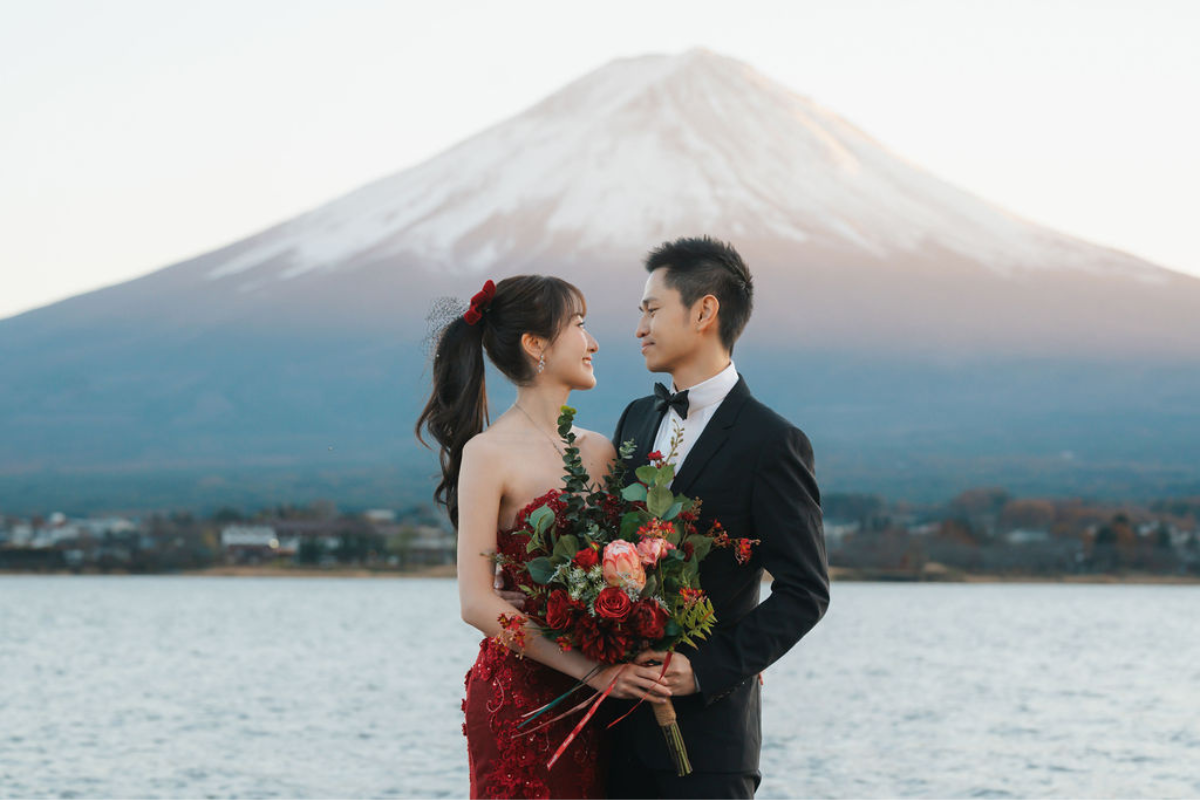 Singaporean Couple's Autumn Season Kimono & Prewedding Photoshoot At Nezu Shrine, Chureito Pagoda And Lake Kawaguchiko With Mount Fuji by Cui Cui on OneThreeOneFour 21